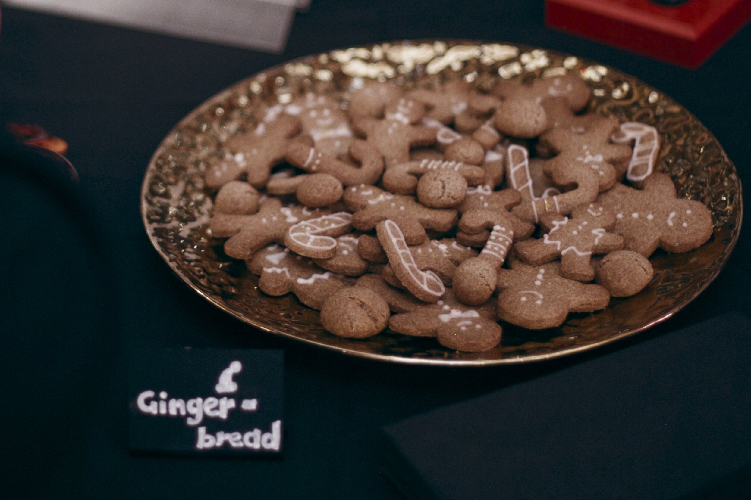 Glutenvrije gingerbread cookies versierd met wit suikerglazuur